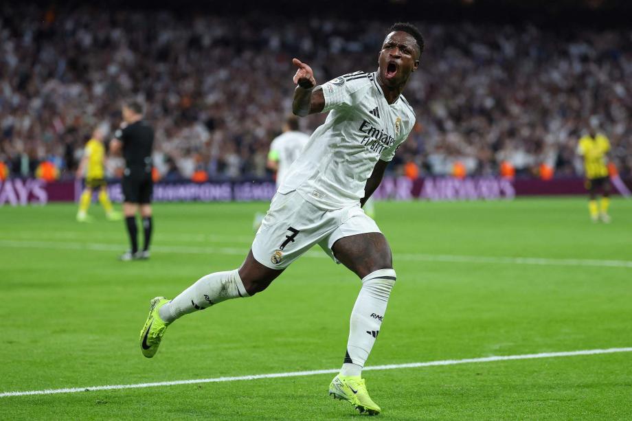 女子在冰面上奔跑拍照，突然冰面破裂女子坠入湖中！