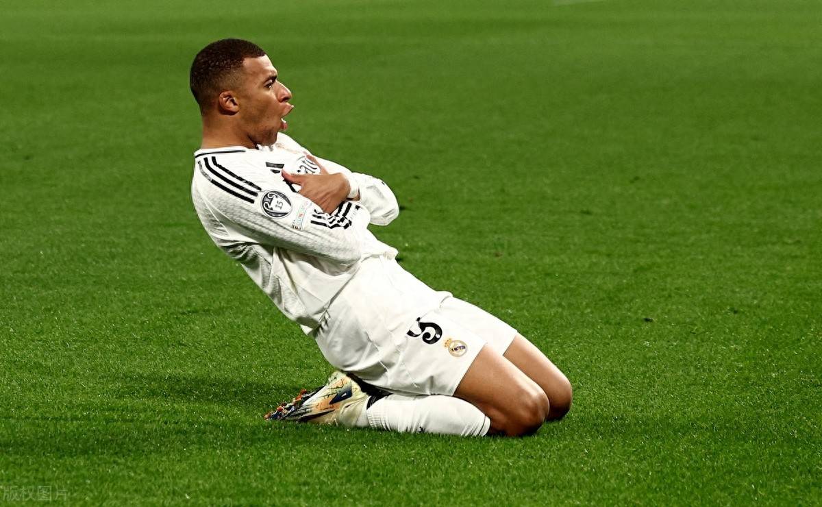 曼联主场4比1大胜狼队，B费梅开二度，姆贝莫、芒特破门，终结对手不胜纪录，升至第六。