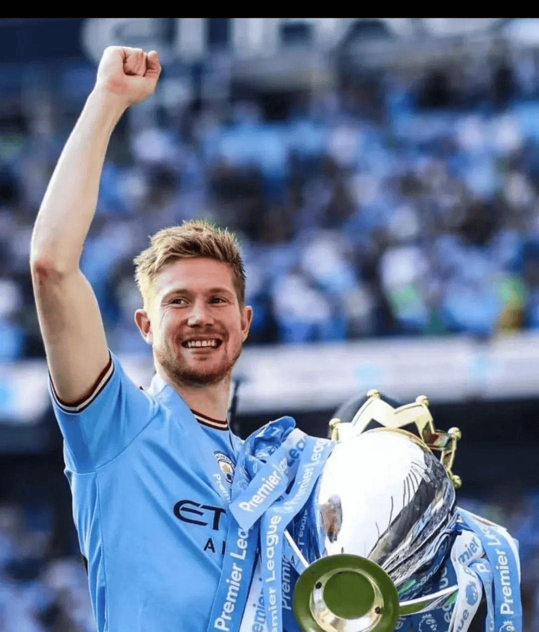 掘金主场有几位小球迷举牌支持威少：拉塞尔拿MVP