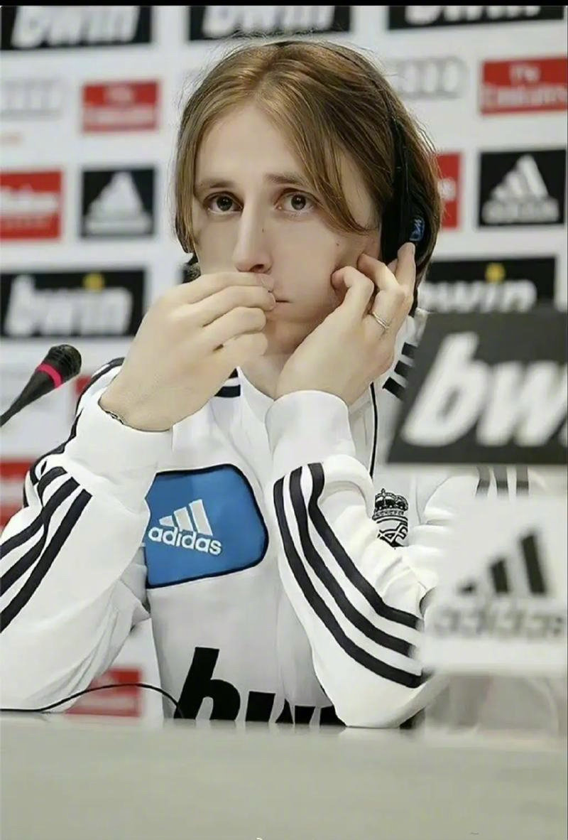 汪涵老婆杨乐乐带儿子参加马术比赛 11岁的沐沐侧脸像爸爸