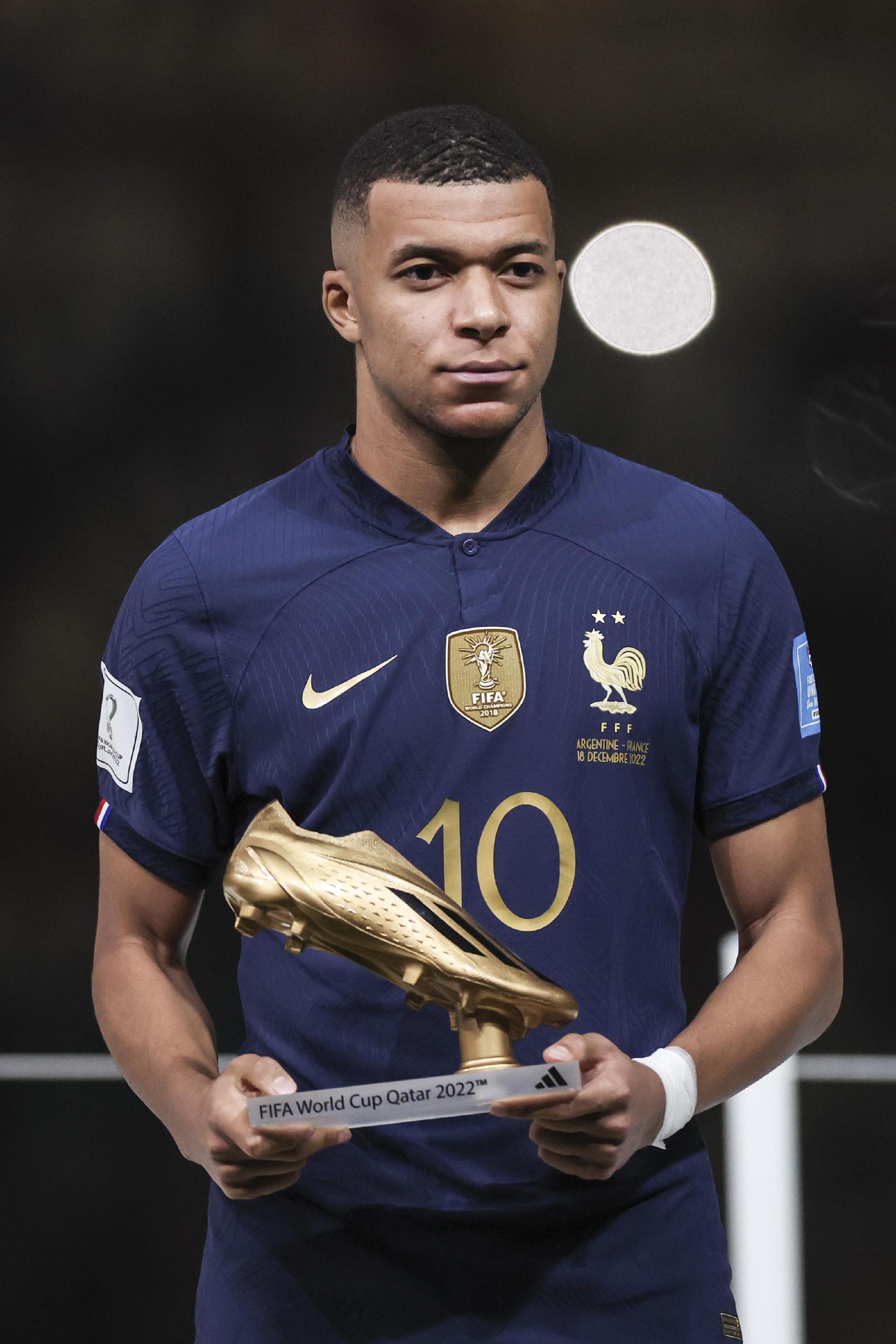 球员受伤倒地，全队围上去